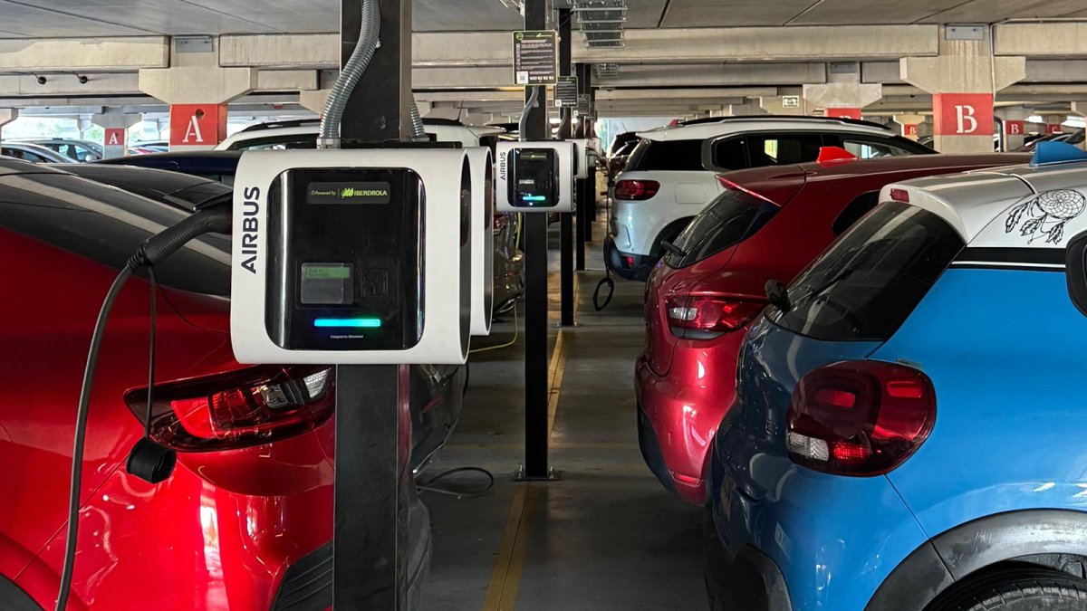 Puntos de recarga de Iberdrola en un centro de producción de Airbus.