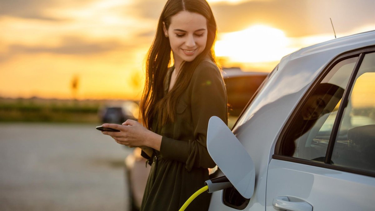 El mapa Reve lanza su 'app' de puntos de recarga pública con un planificador de rutas