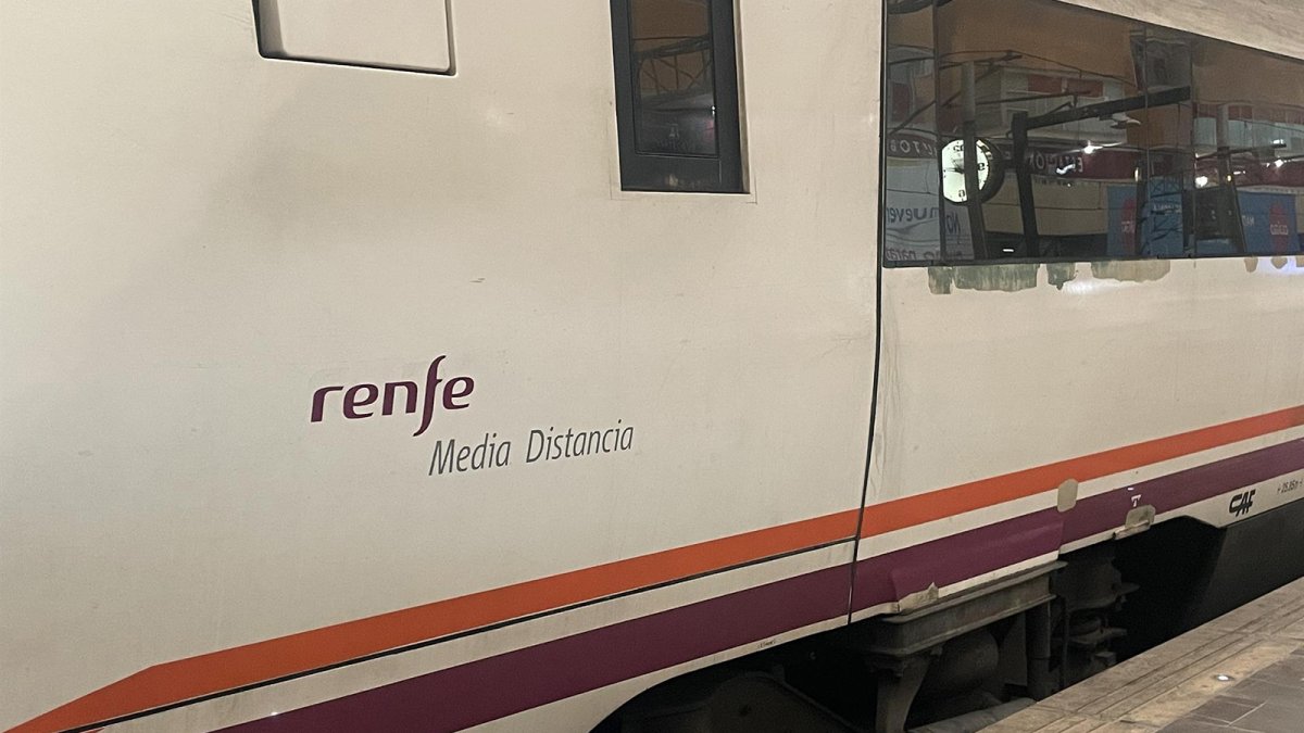 El Gobierno aprobará este martes un decreto que prorroga los descuentos en el transporte y crea el abono único