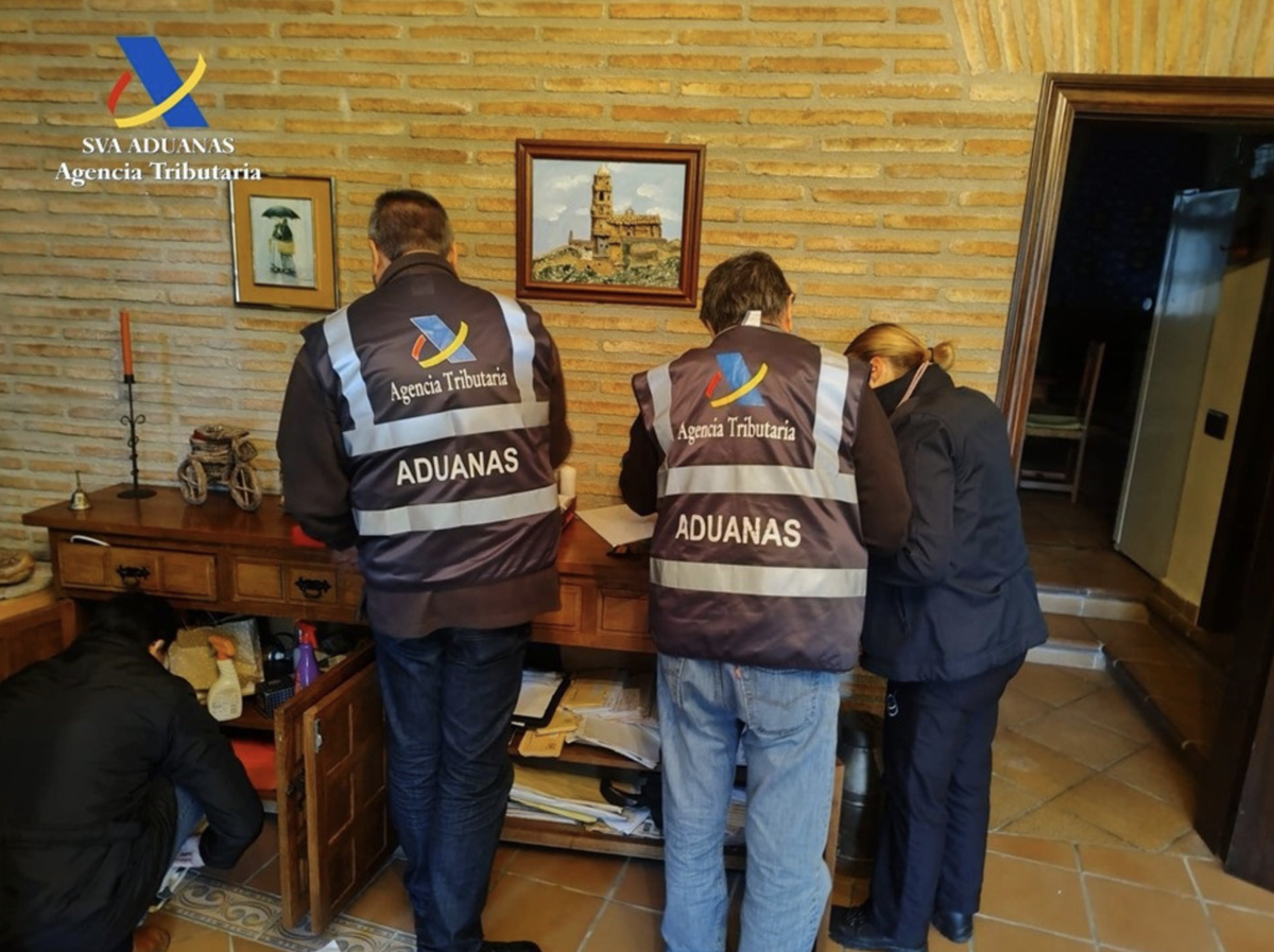 La Agencia Tributaria desmantela una 'macrotrama' de fraude de más de 300 millones en el IVA de hidrocarburos