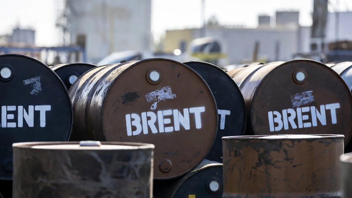 El barril de crudo Brent baja levemente tras haber comenzado el día al alza