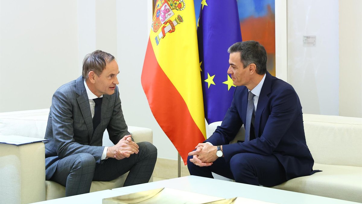 Sánchez traslada al consejero delegado del Grupo Volkswagen el apoyo del Gobierno al vehículo eléctrico