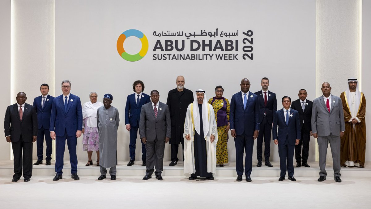 El presidente de Emiratos Árabes Unidos asiste a la inauguración de la Semana de la Sostenibilidad de Abu Dhabi.