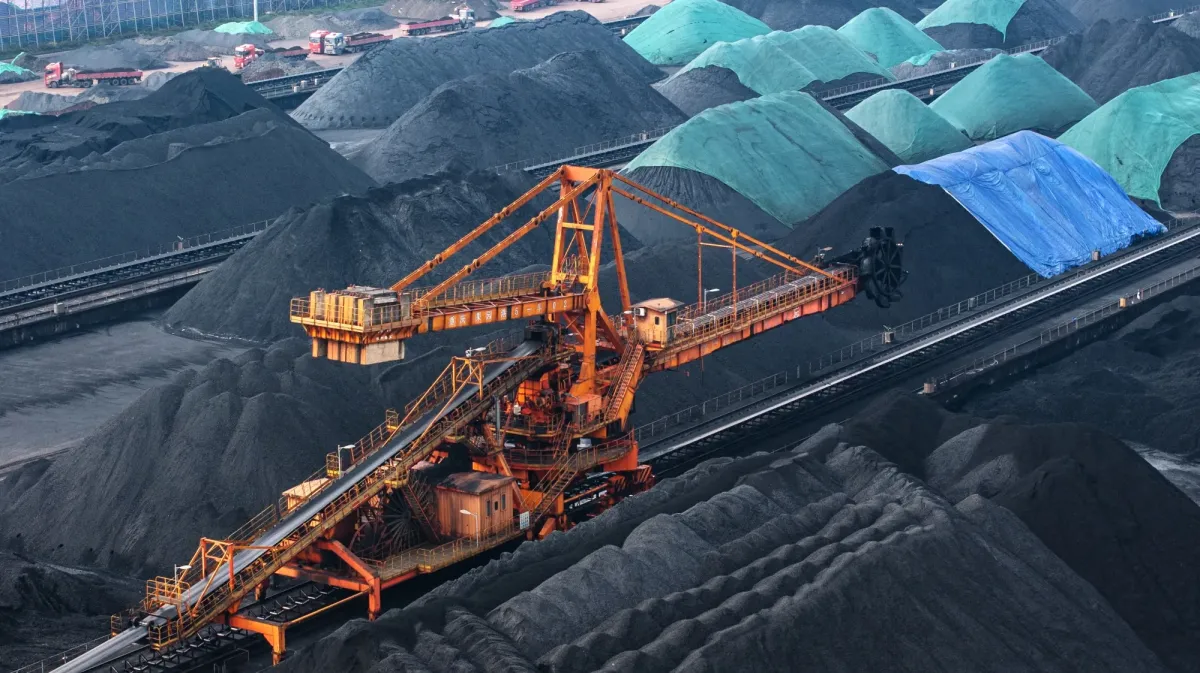 La energía del carbón cae en China y la India por primera vez en 52 años tras récords de energía limpia