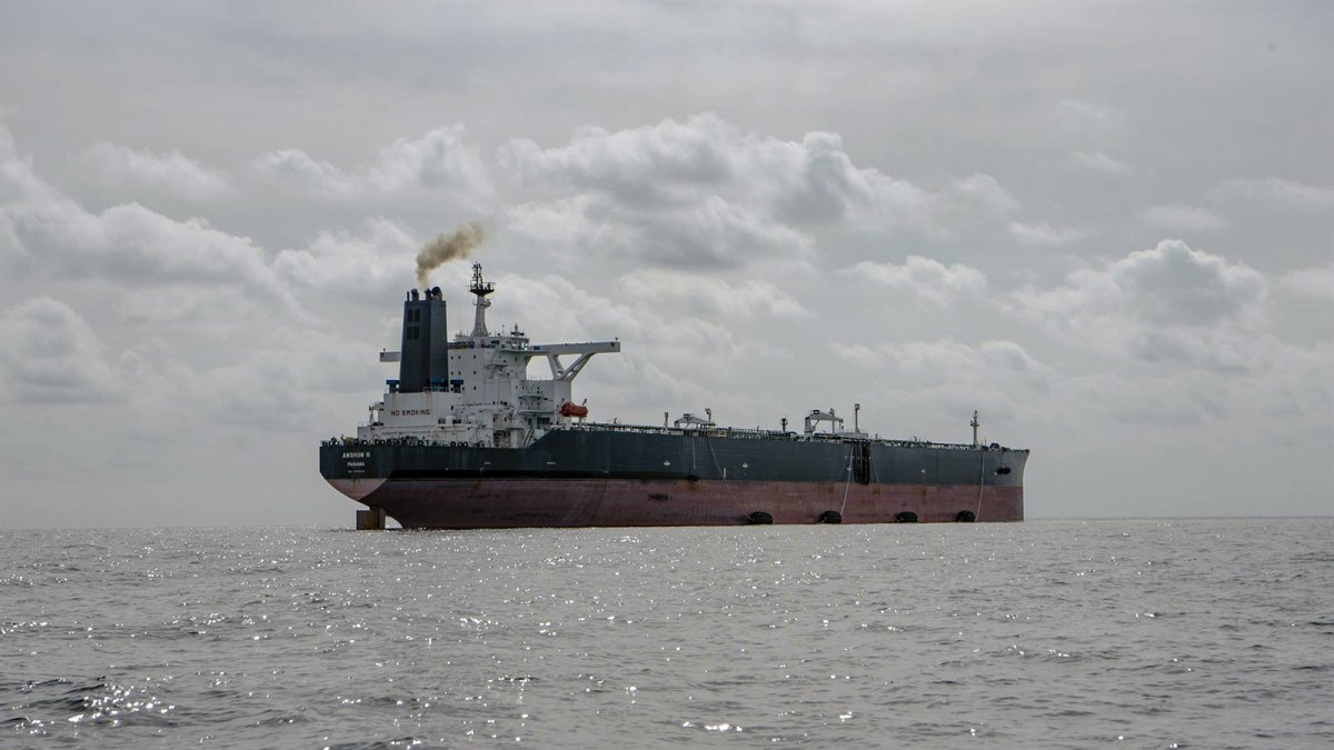 Un petrolero paquistaní pasa el Estrecho de Ormuz con la señal AIS activa