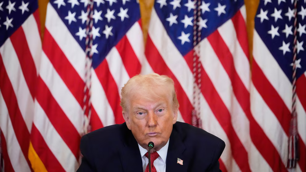 Trump amenaza con imponer aranceles a todos los países que no apoyen su plan para hacerse con Groenlandia