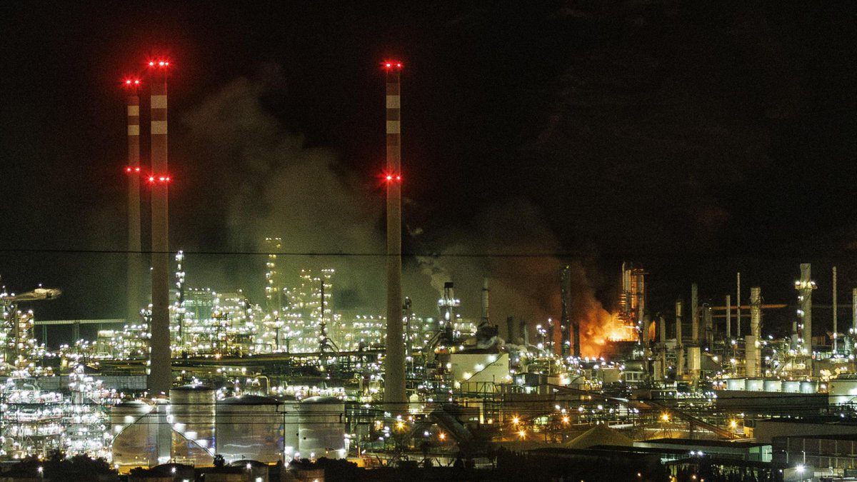 Repsol abre una investigación para esclarecer el origen del incendio en su complejo industrial de Cartagena