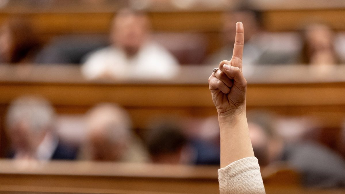 El PSOE propone recuperar el impuesto a las energéticas derogado por el Congreso en 2025