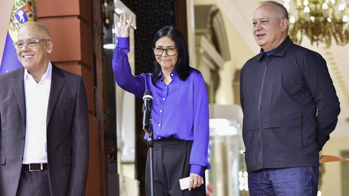 En el centro, la presidenta encargada de Venezuela, Delcy Rodríguez, acompañada por el presidente del Parlamento, Jorge Rodriguez (izquierda) y el ministro del Interior, Diosdado Cabello (derecha).