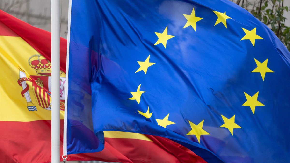 La bandera de España y de la Unión Europea ondean en la Sede de la SEPI, a 7 de febrero de 2025, en Madrid (España).