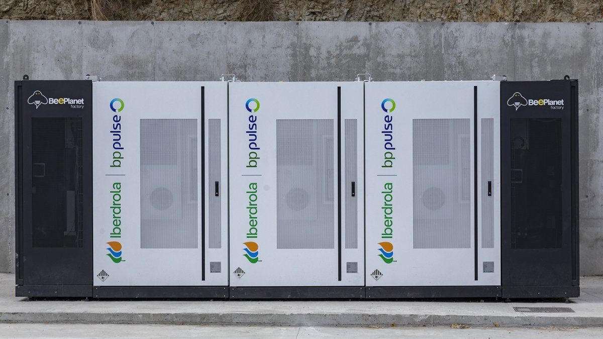 Iberdrola | bp Pulse lleva baterías de segunda mano a cinco hubs de recarga ultrarrápida en España