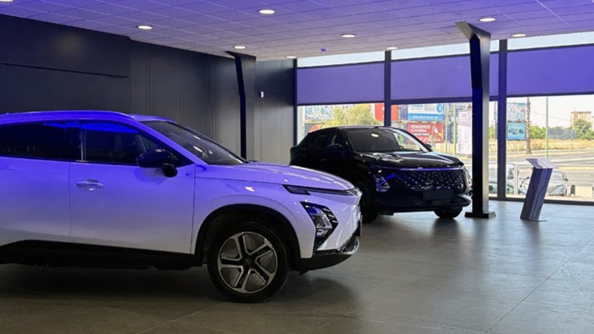 La OCU denuncia el recorte de las ayudas al coche eléctrico y las califica de "insuficientes"