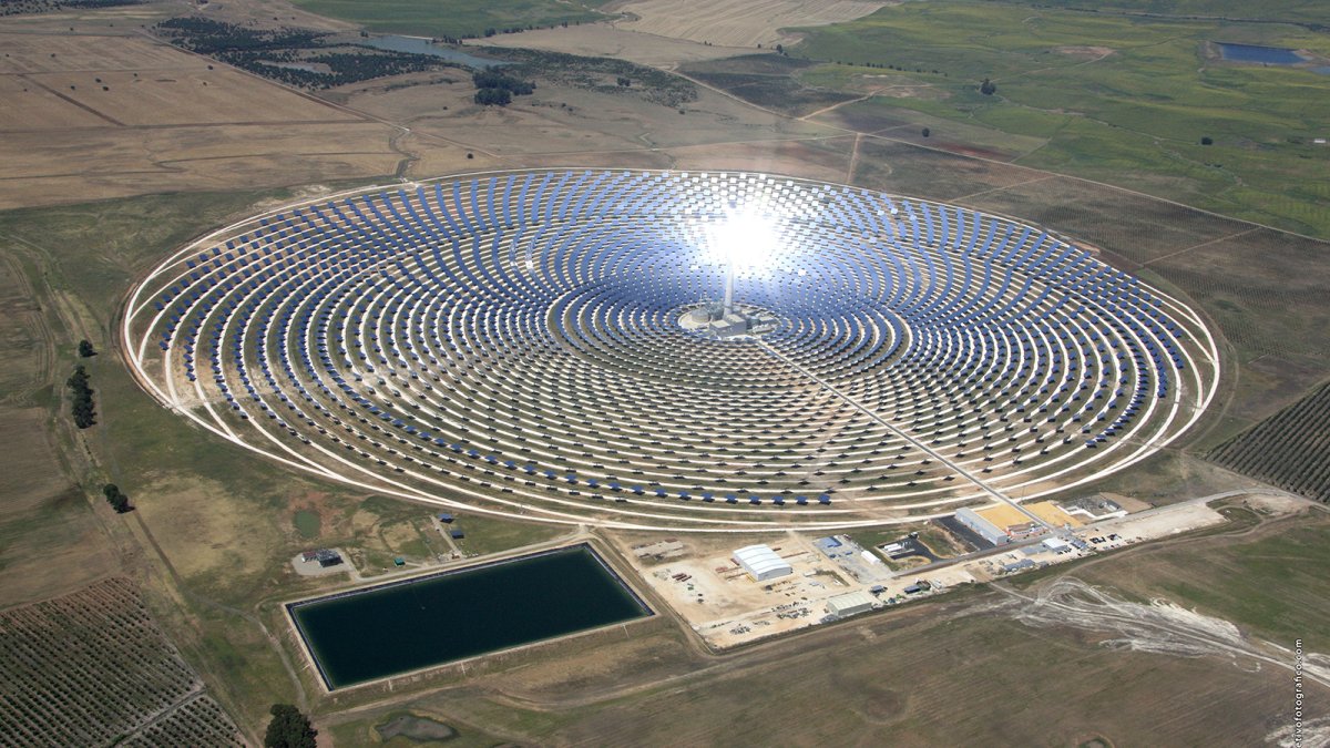 La energía termosolar generó 3.691 GWh en 2025, un 32% durante la noche