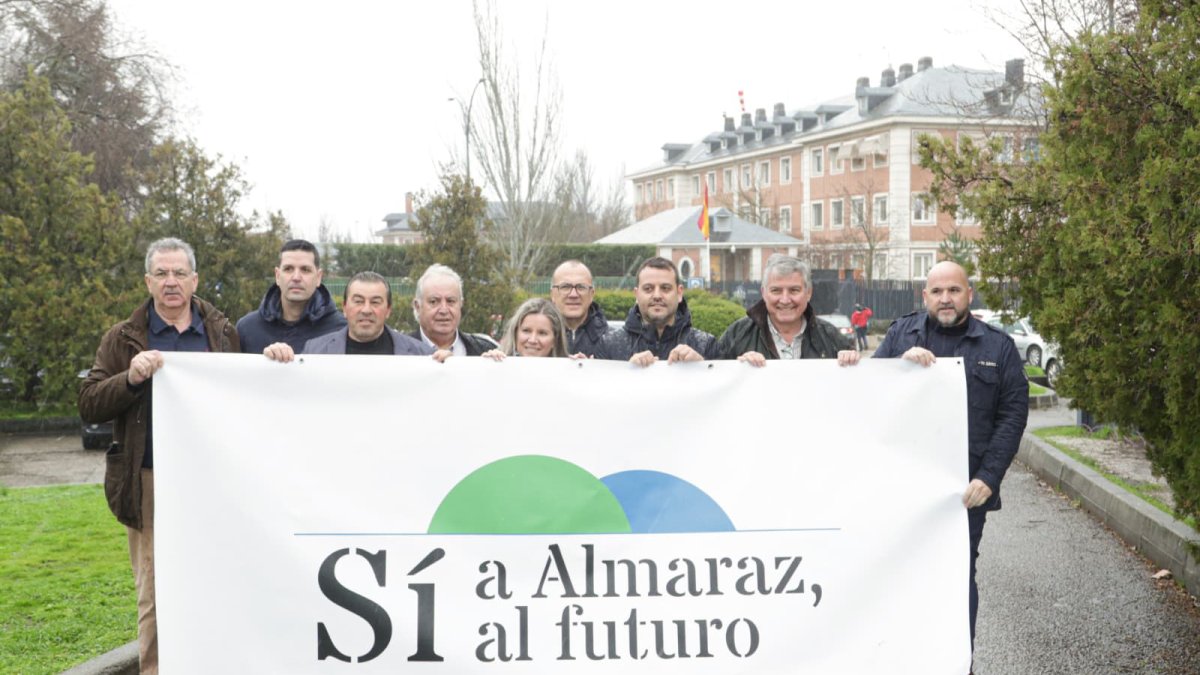 Quince alcaldes extremeños entregan una carta a Sánchez para pedir al Gobierno que reconsidere el cierre de Almaraz