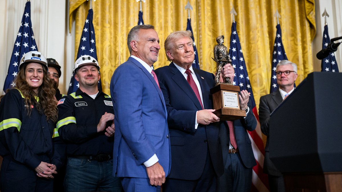 Trump ordena al Pentágono impulsar el uso de carbón y destina 150 millones a plantas de este combustible