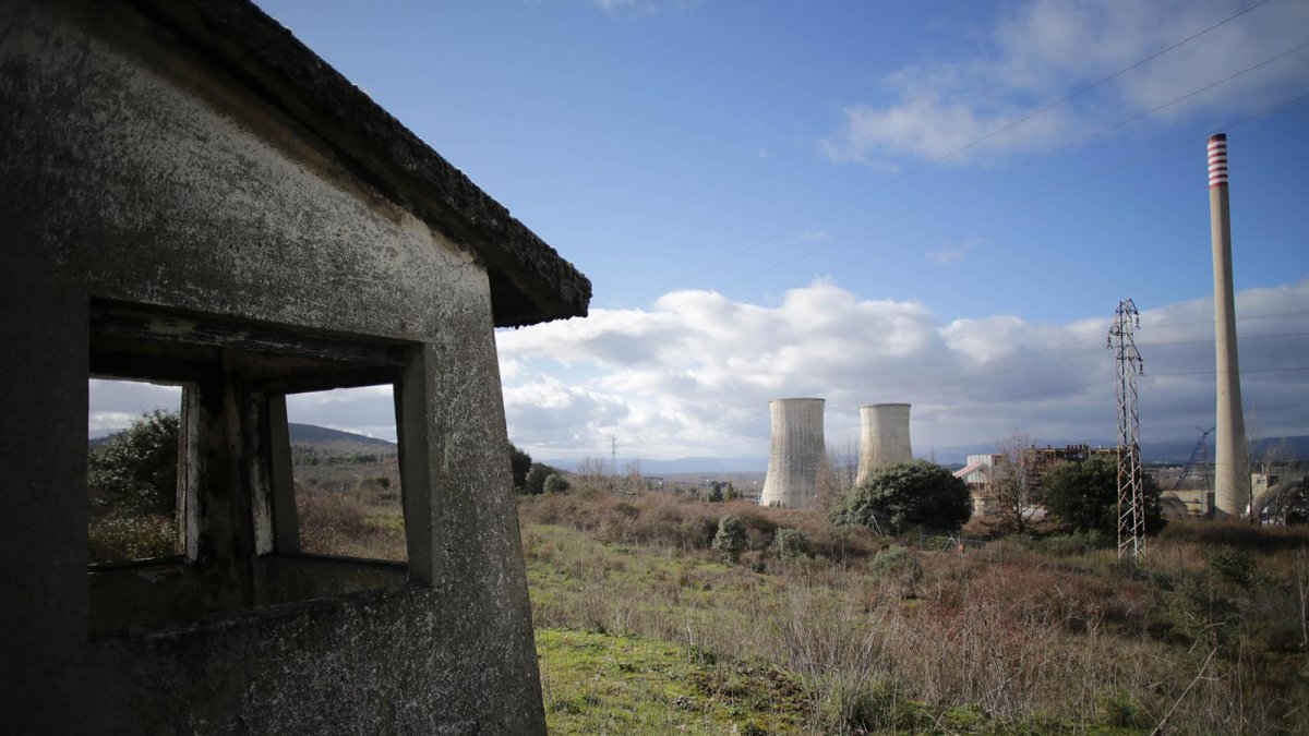 Demolidas las chimeneas de la central térmica de Endesa Compostilla II de Cubillos del Sil, en El Bierzo