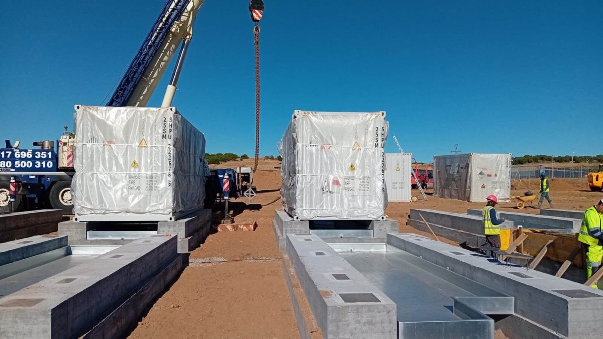 Solaria compra 516 MWh de baterías para instalar en ocho de sus proyectos en España