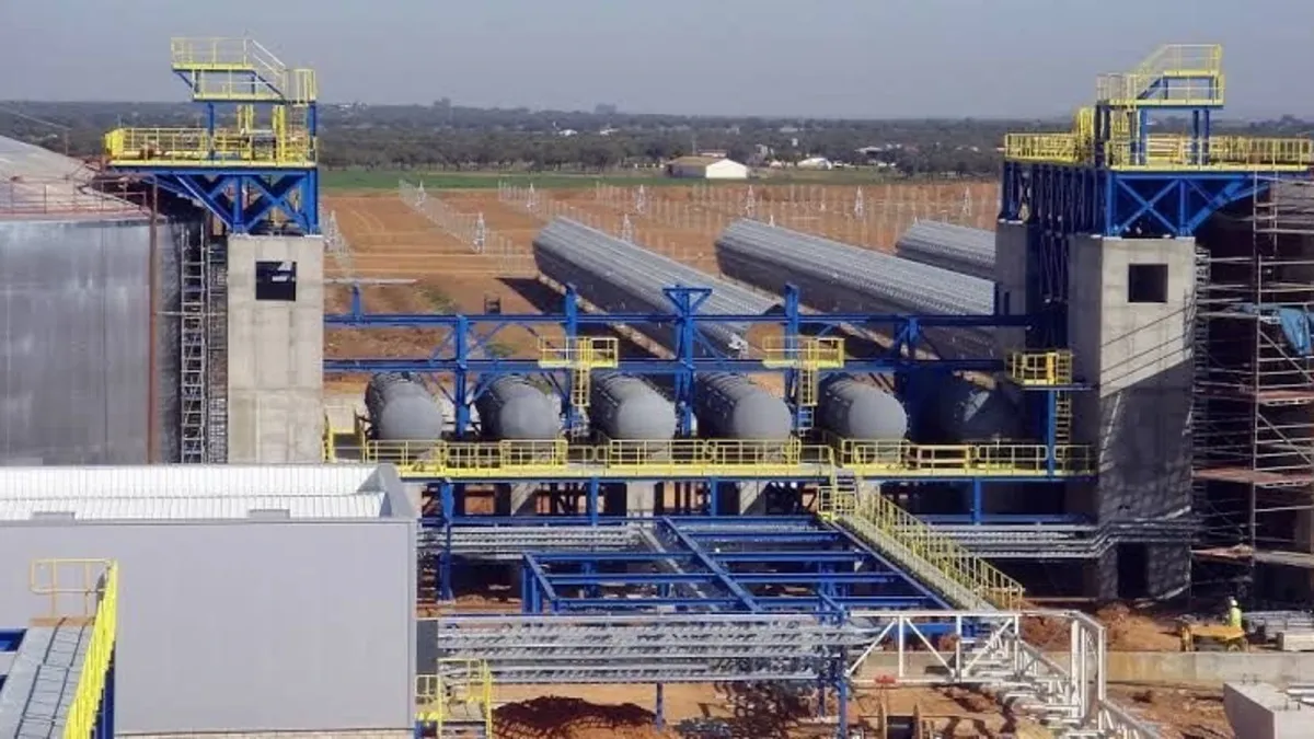 Seis dotaciones de bomberos intervienen en el incendio de una planta termosolar en Badajoz