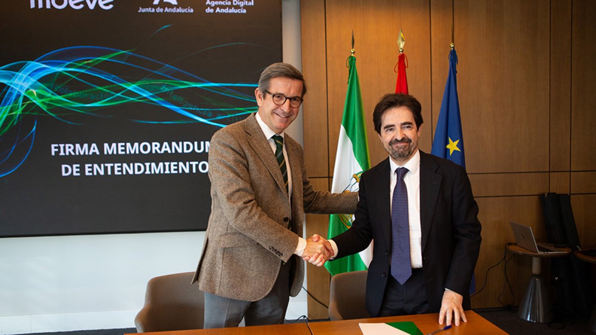 El consejero de Industria, Energía y Minas y presidente de la Agencia Digital de Andalucía (ADA), Jorge Paradela, y el vicepresidente ejecutivo de Tecnología, Proyectos y Servicios de Moeve, José Manuel Martínez.