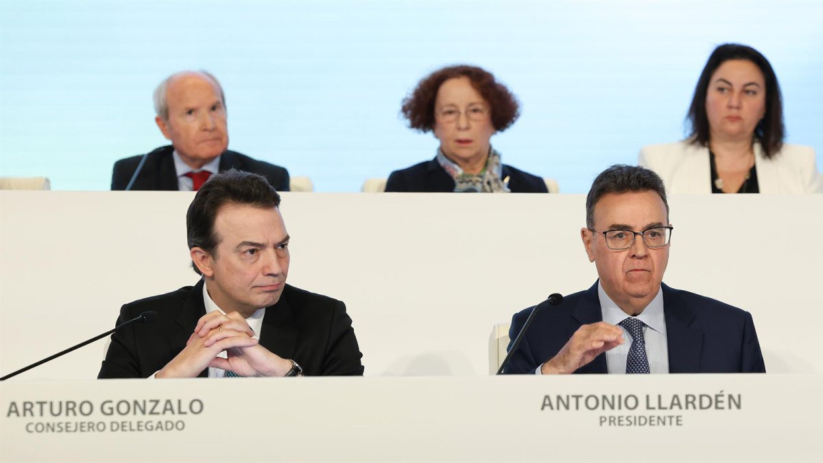 El consejero delegado de Enagás, Arturo Gonzalo, y el presidente de Enagás, Antonio Llarden, durante la Junta General de Accionistas de Enagás.