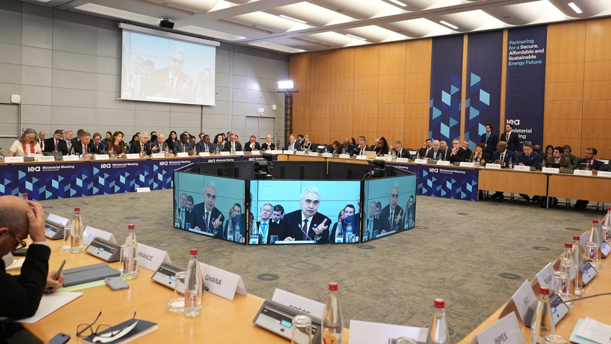 Macron hace una firme defensa de la política climática de la AIE tras los ataques de EEUU