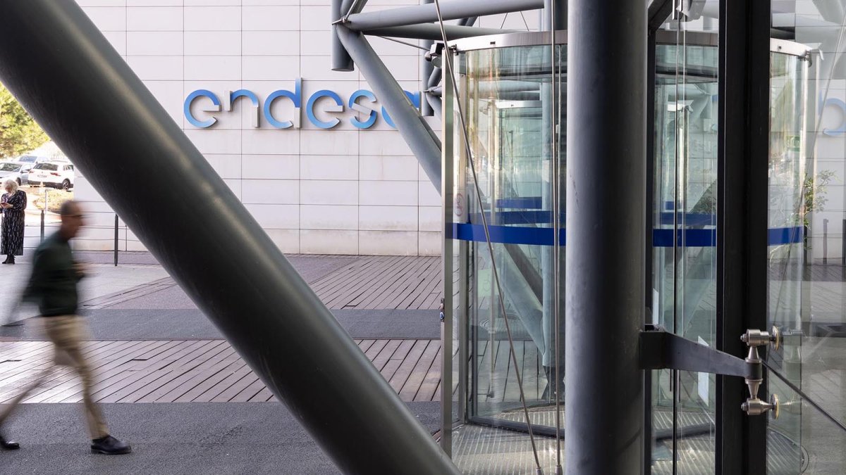 Endesa cae más del 3% afectada por descenso precios energía y tras ganar un 24% más