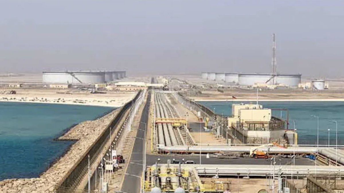 La mayor refinería de Aramco en Arabia Saudí recibe el impacto de los restos de drones iraníes