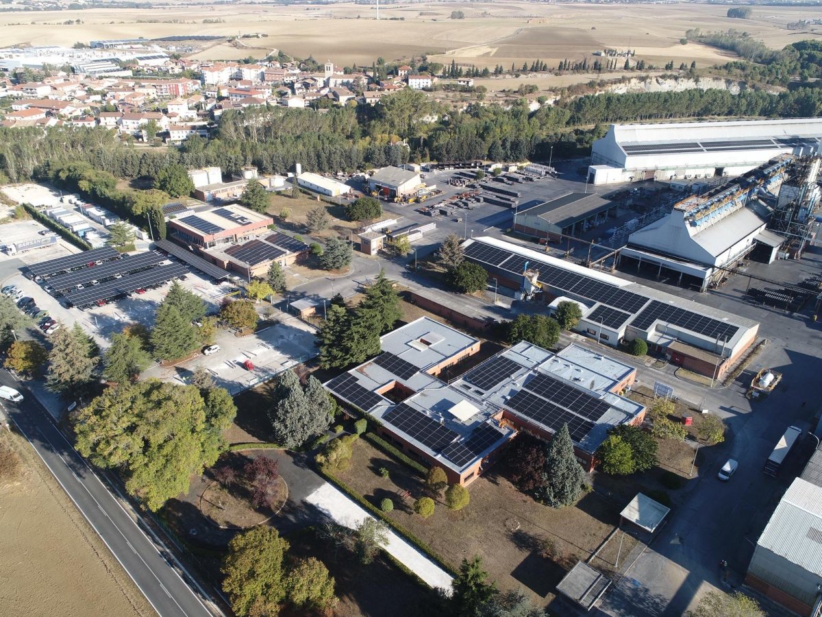 Acciona Energía instala un sistema de autoconsumo solar para descarbonizar la planta de Graftech en Navarra