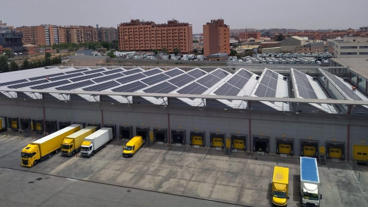 Correos instala nuevas placas fotovoltaicas en sus centros logísticos de toda España
