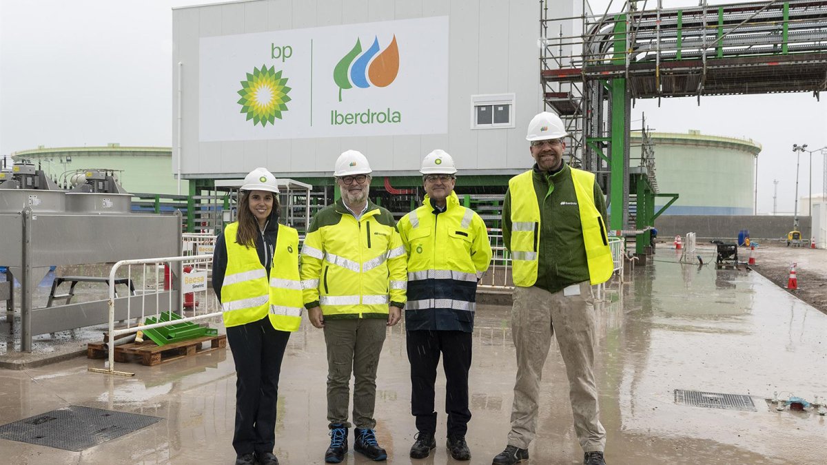 La 'joint venture' de bp e Iberdrola roza el final de obras de la mayor planta de hidrógeno verde de España