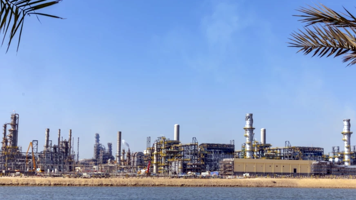 La principal energética de Bahréin declara fuerza mayor tras un ataque contra la única refinería del país