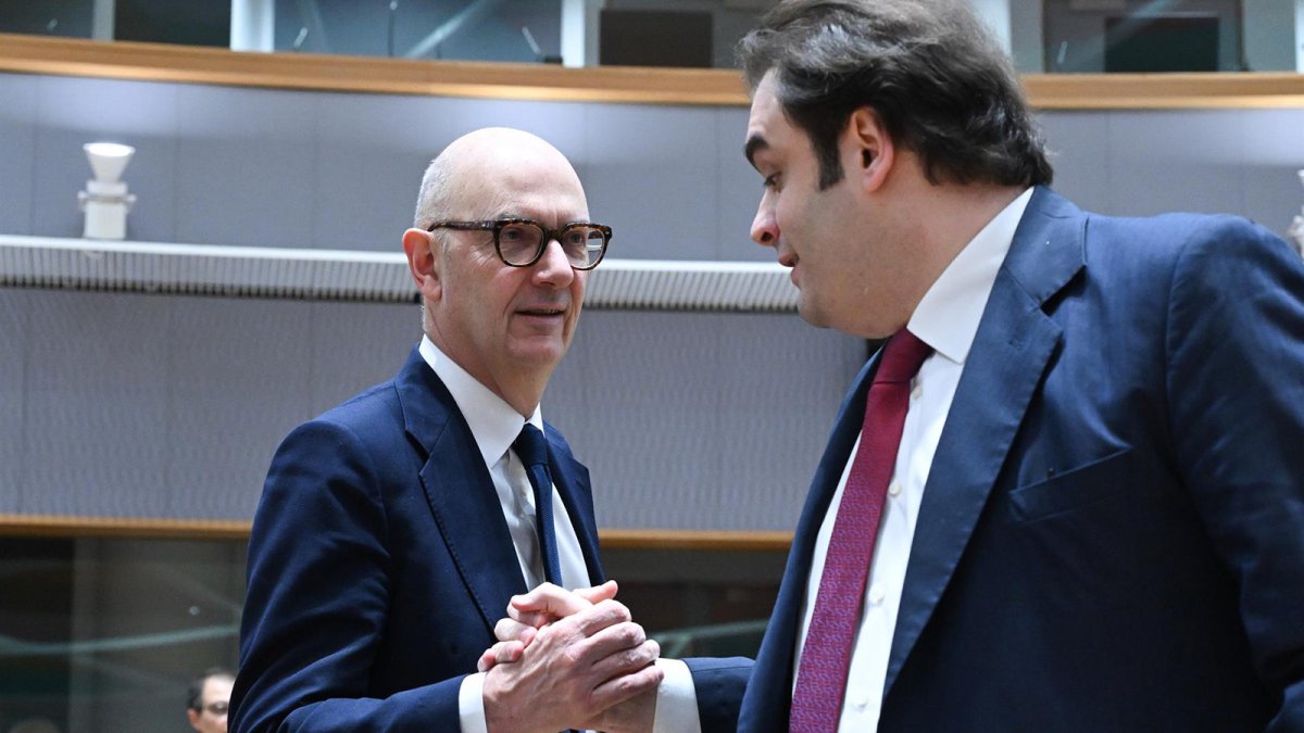 El G7 concluye sin acuerdo sobre liberar conjuntamente reservas de petróleo: "No estamos aún ahí"