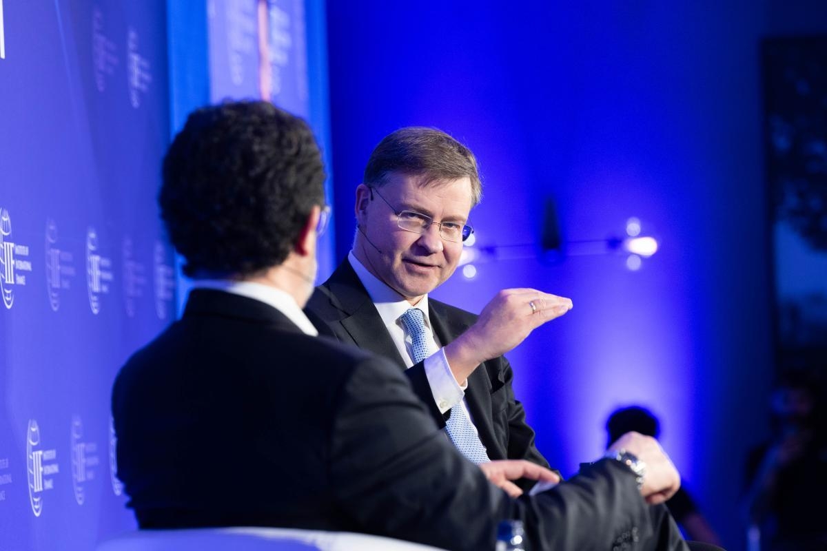 Bruselas llama a mantener la "máxima presión" sobre Rusia tras aliviar Trump las sanciones a sus combustibles fósiles