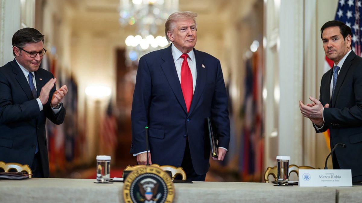 Trump estudia "opciones adicionales" para contener la escalada en el precio de los combustibles por Irán