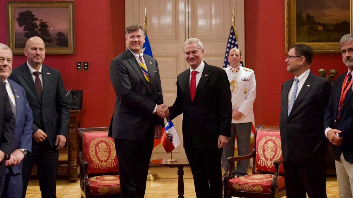 Chile y EEUU firman un acuerdo de consultas sobre minerales críticos y tierras raras