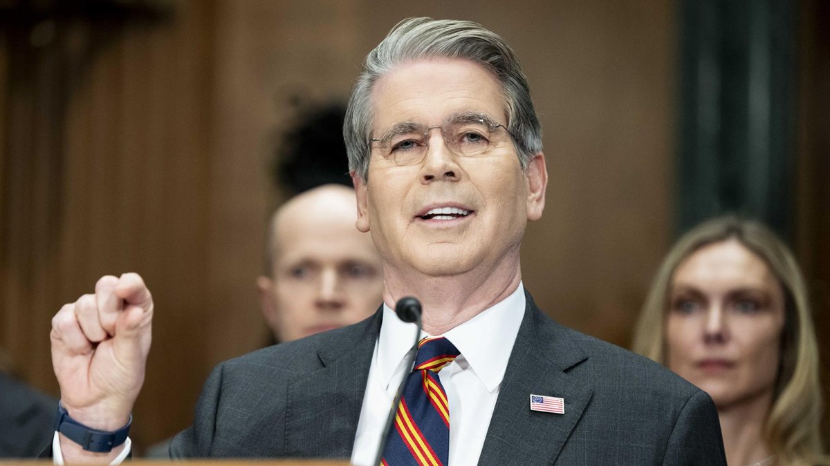 Bessent afirma que EEUU deja pasar petroleros de Irán por Ormuz para aliviar al mercado