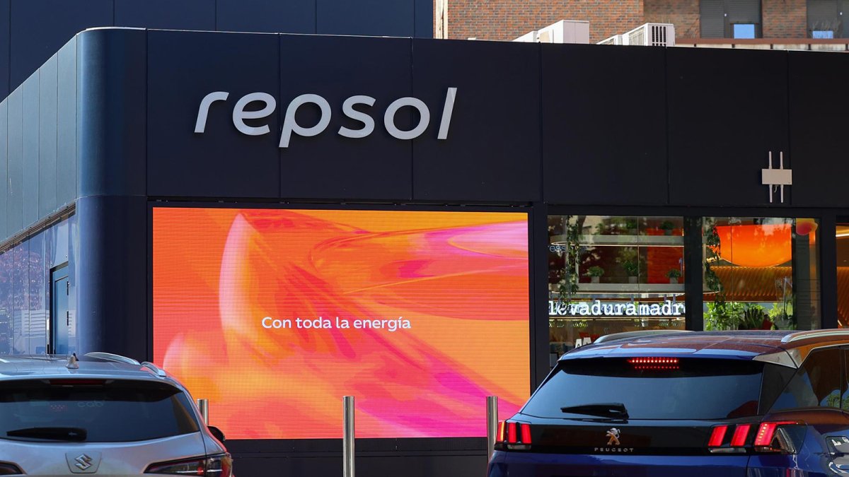 Repsol inicia las ofertas para carburante ante el conflicto por Irán y duplica descuentos hasta Semana Santa