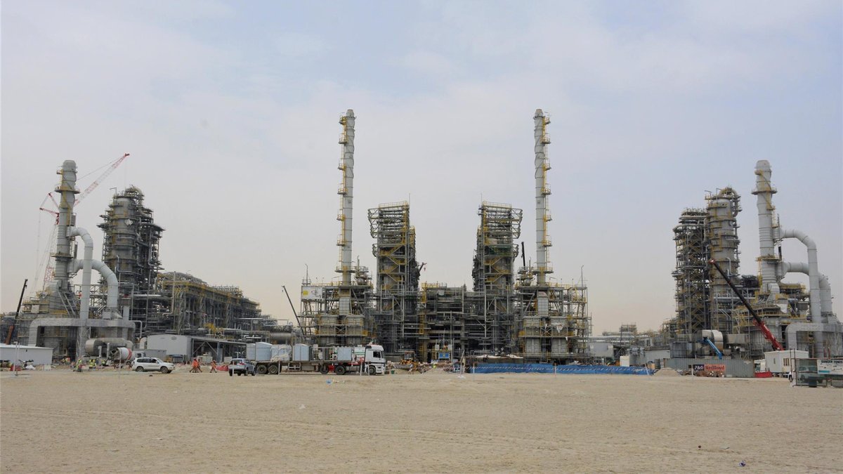 Kuwait confirma incendios en dos refinerías tras ataques con drones