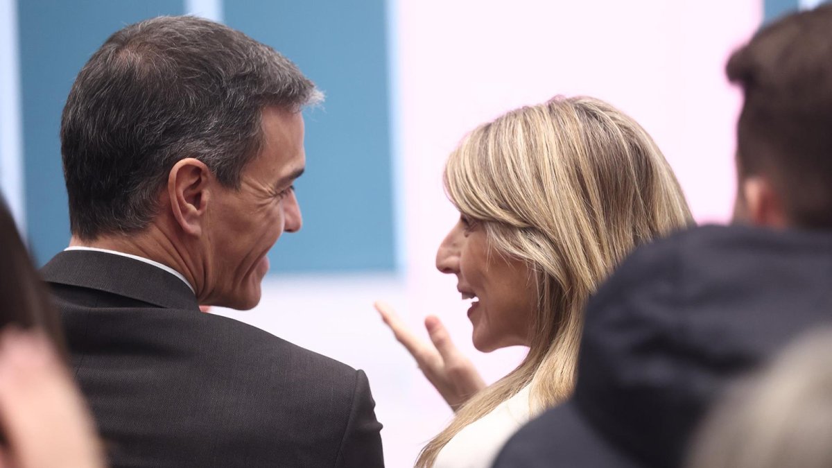 Sánchez y Díaz desbloquean el inicio del Consejo de Ministros tras avanzar en un posible acuerdo