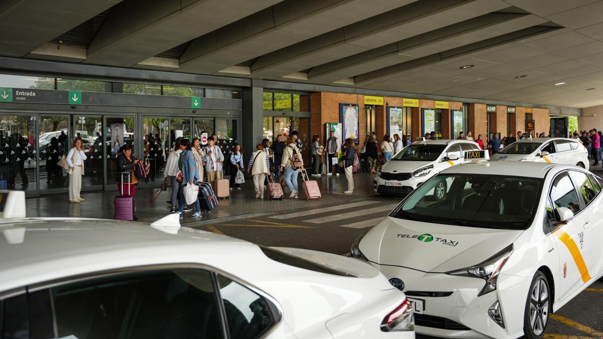 Los taxistas denuncian que las ayudas del Gobierno al sector excluyen a eléctricos y diésel