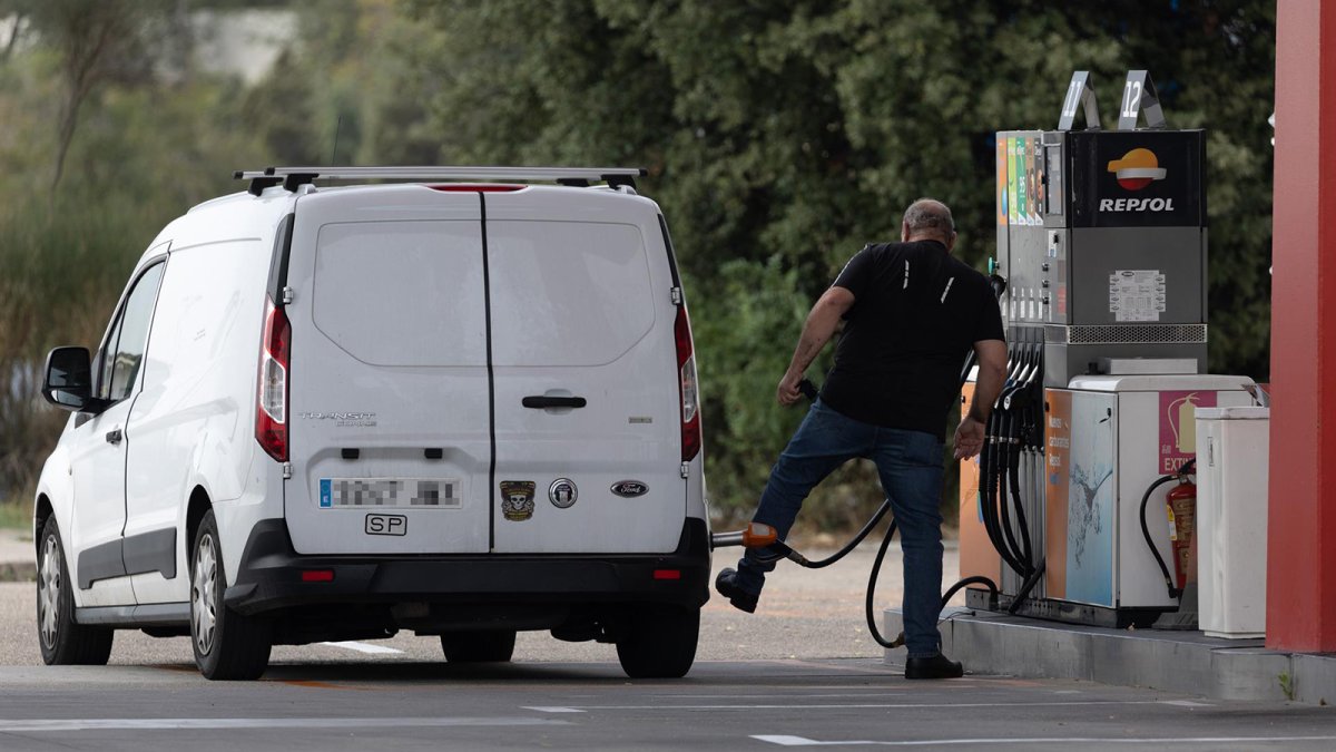 Los carburantes contienen sus subidas, pero será la Semana Santa con el diésel más caro de la historia