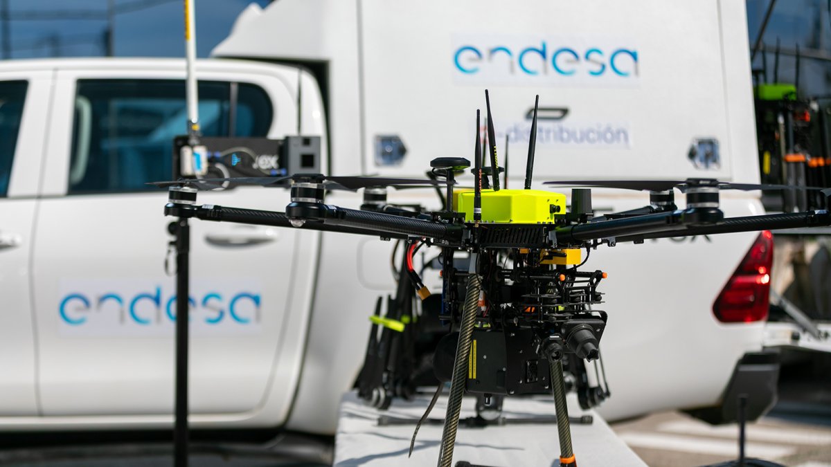 Endesa despliega por primera vez drones españoles de largo alcance para inspeccionar su red eléctrica.