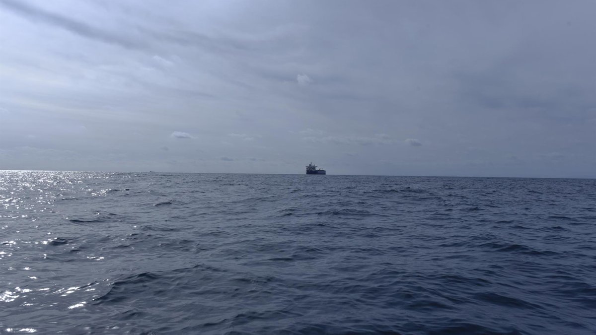 El tráfico por el Estrecho de Ormuz aumenta con el paso de hasta 21 buques durante el fin de semana