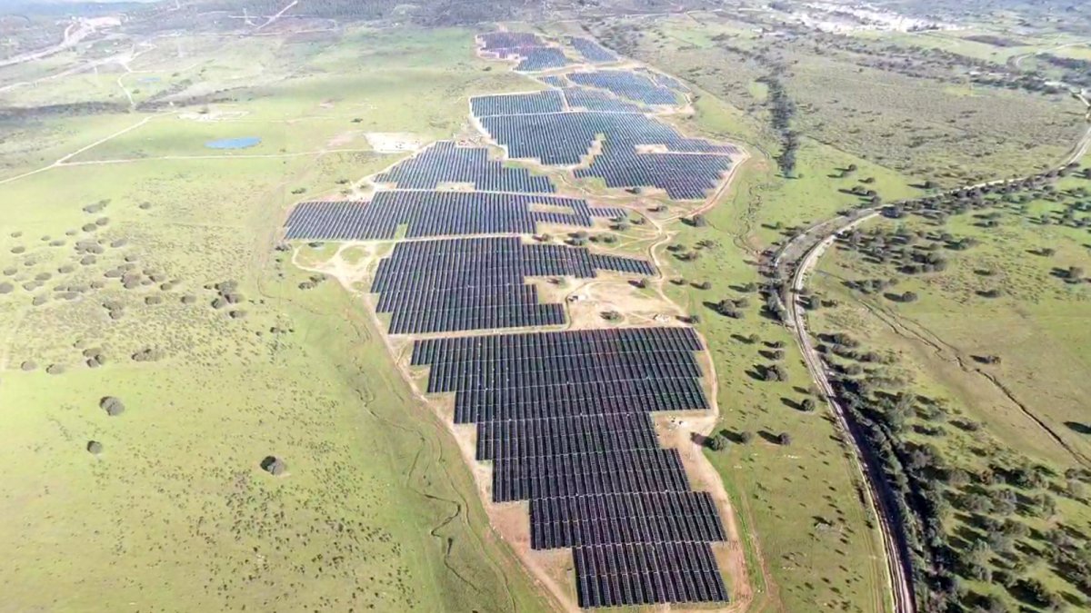 Zelestra y EDP firman el primer PPA en España para hibridar una planta solar con una batería en Cáceres