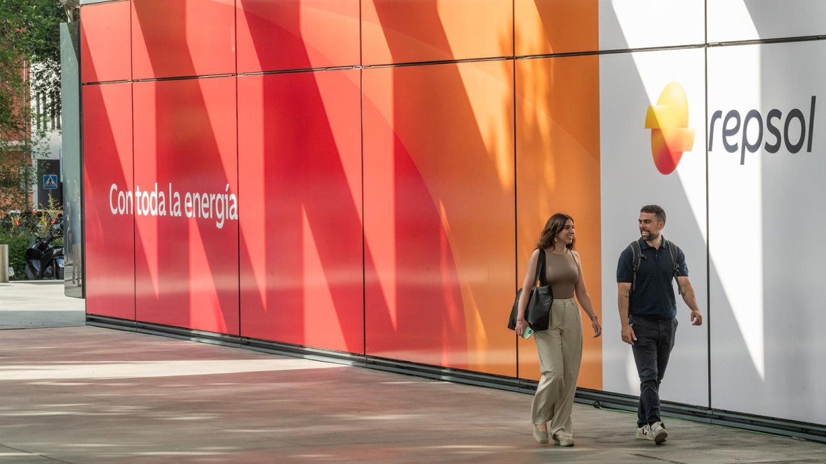 Repsol cae casi un 9% en Bolsa tras abaratarse el petróleo por la tregua temporal entre EEUU e Irán