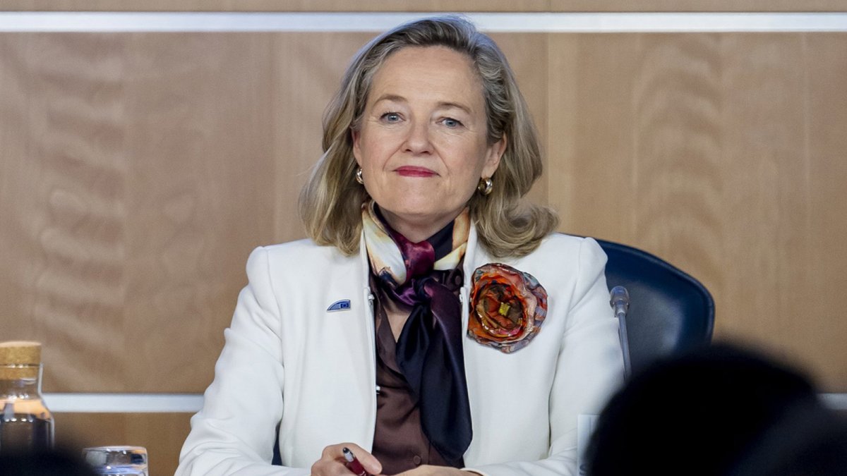 Calviño cree que se encontrará la medida "idónea" para España tras reprobar Bruselas la bajada del IVA de los carburantes