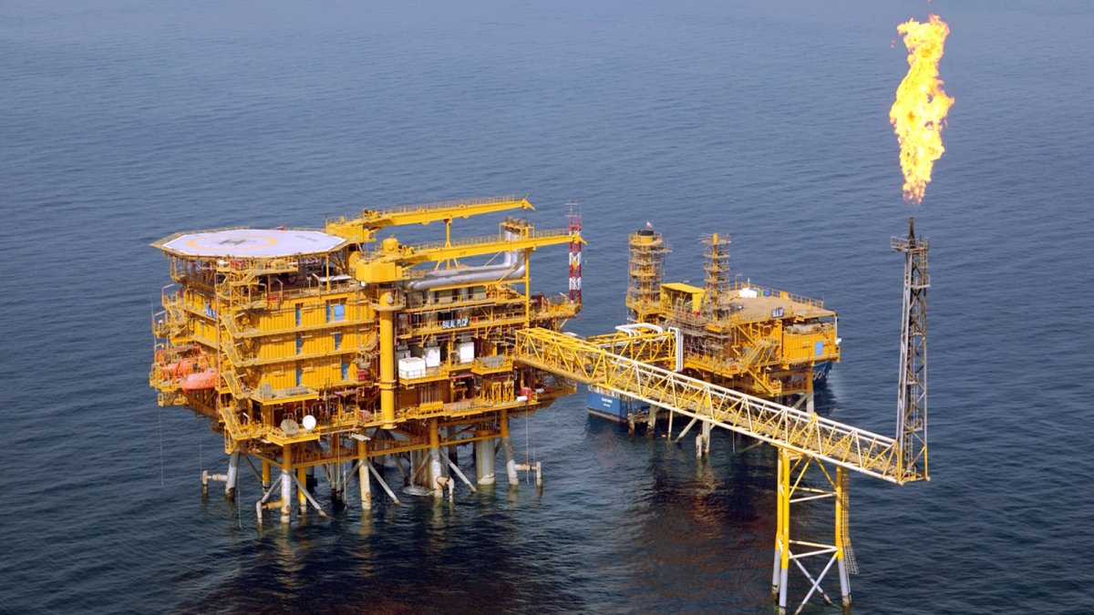 Irán denuncia un ataque a una refinería tras la entrada en vigor del alto el fuego