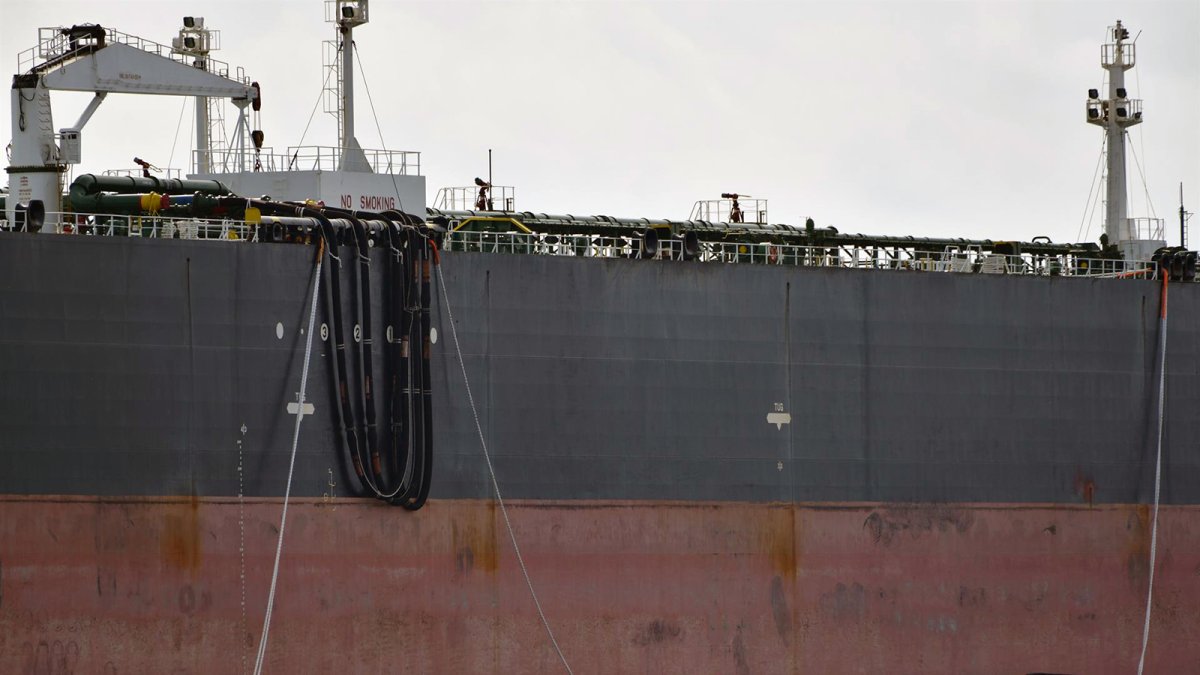 El petróleo modera su escalada tras rozar los 100 dólares durante la jornada