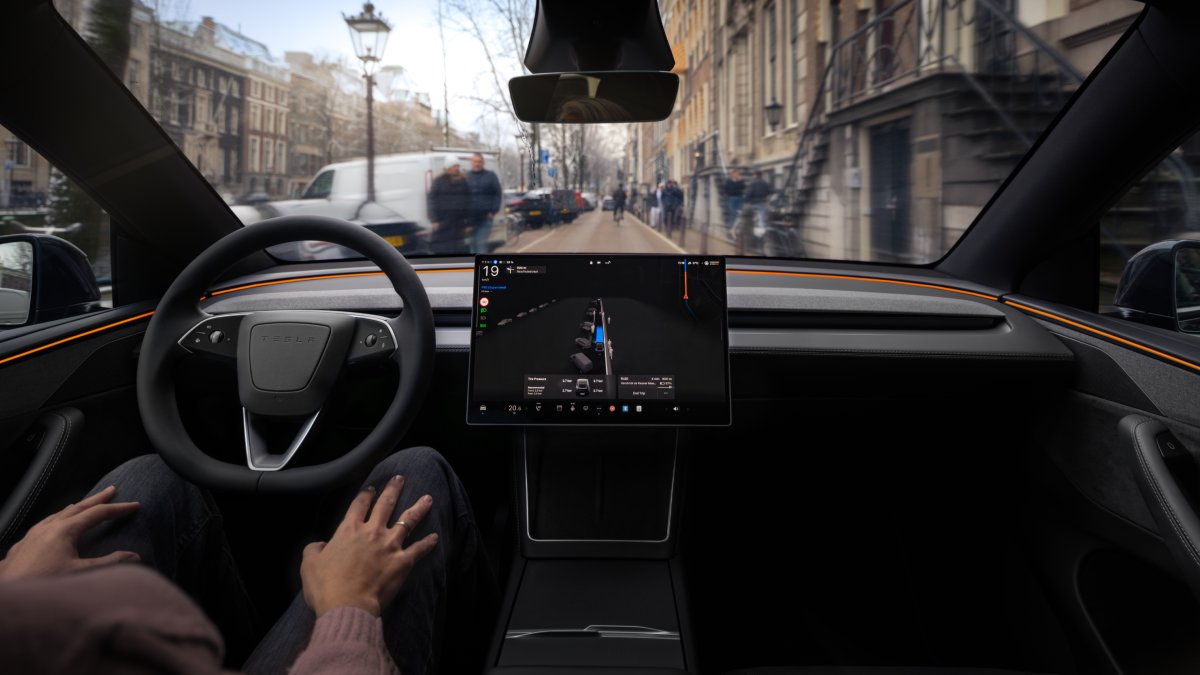 Tesla lanza la conducción automatizada total en Europa