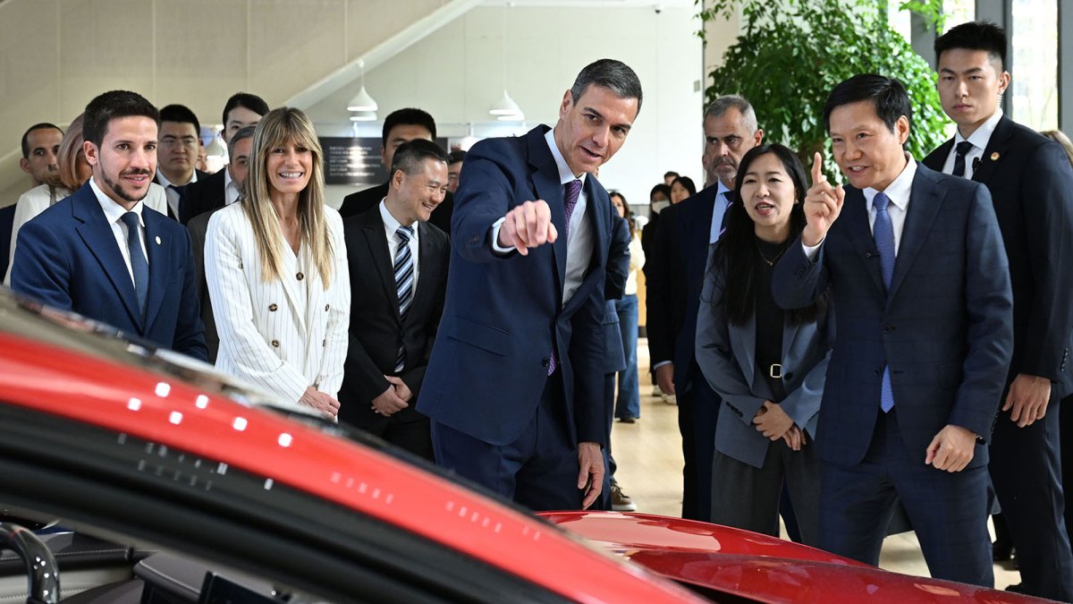 Sánchez se reúne en Pekín con el CEO de Xiaomi para atraer nuevas inversiones a España